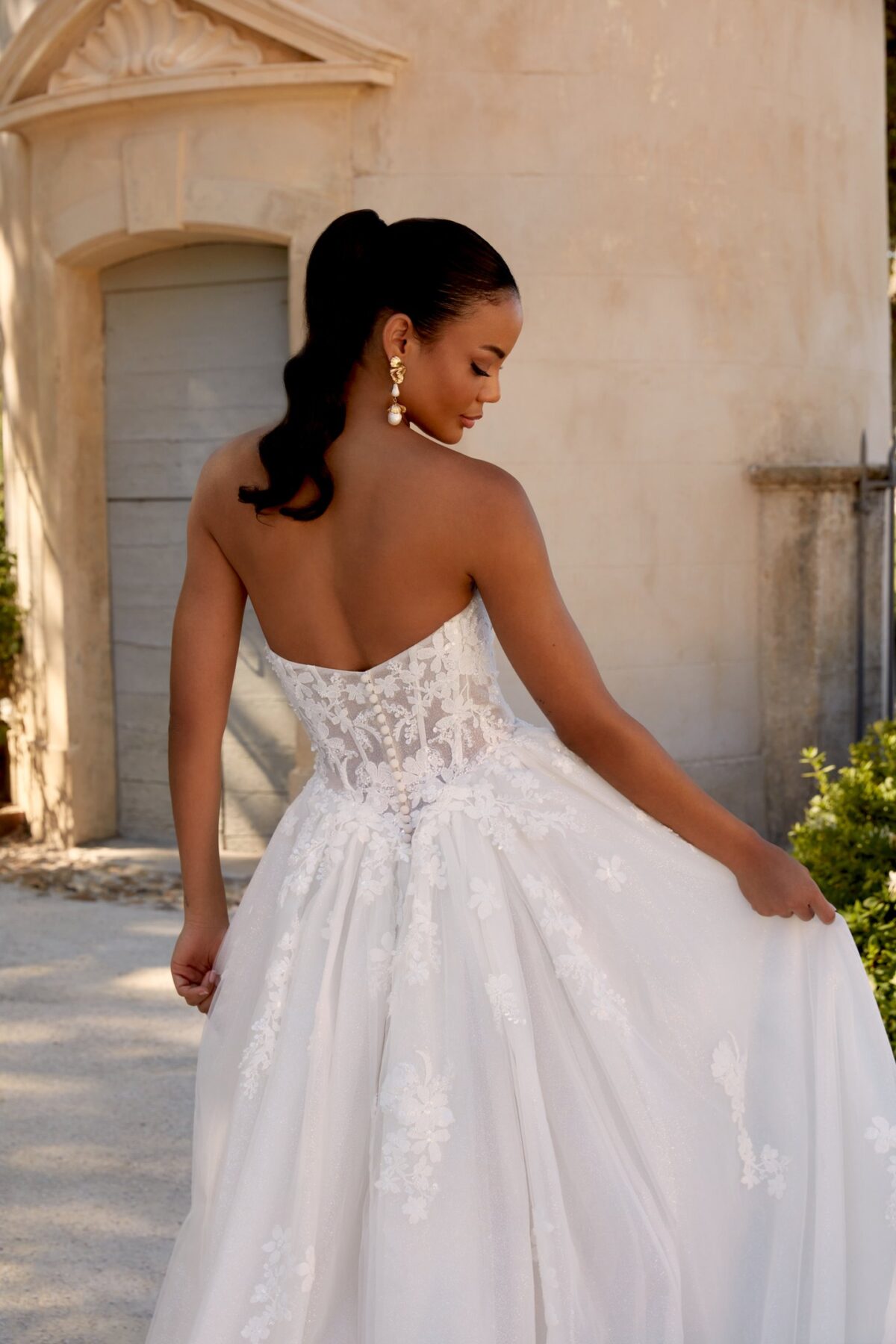 44593 Sincerity Bridal - λεπτομέρεια πλάτης και floral lace μπούστου