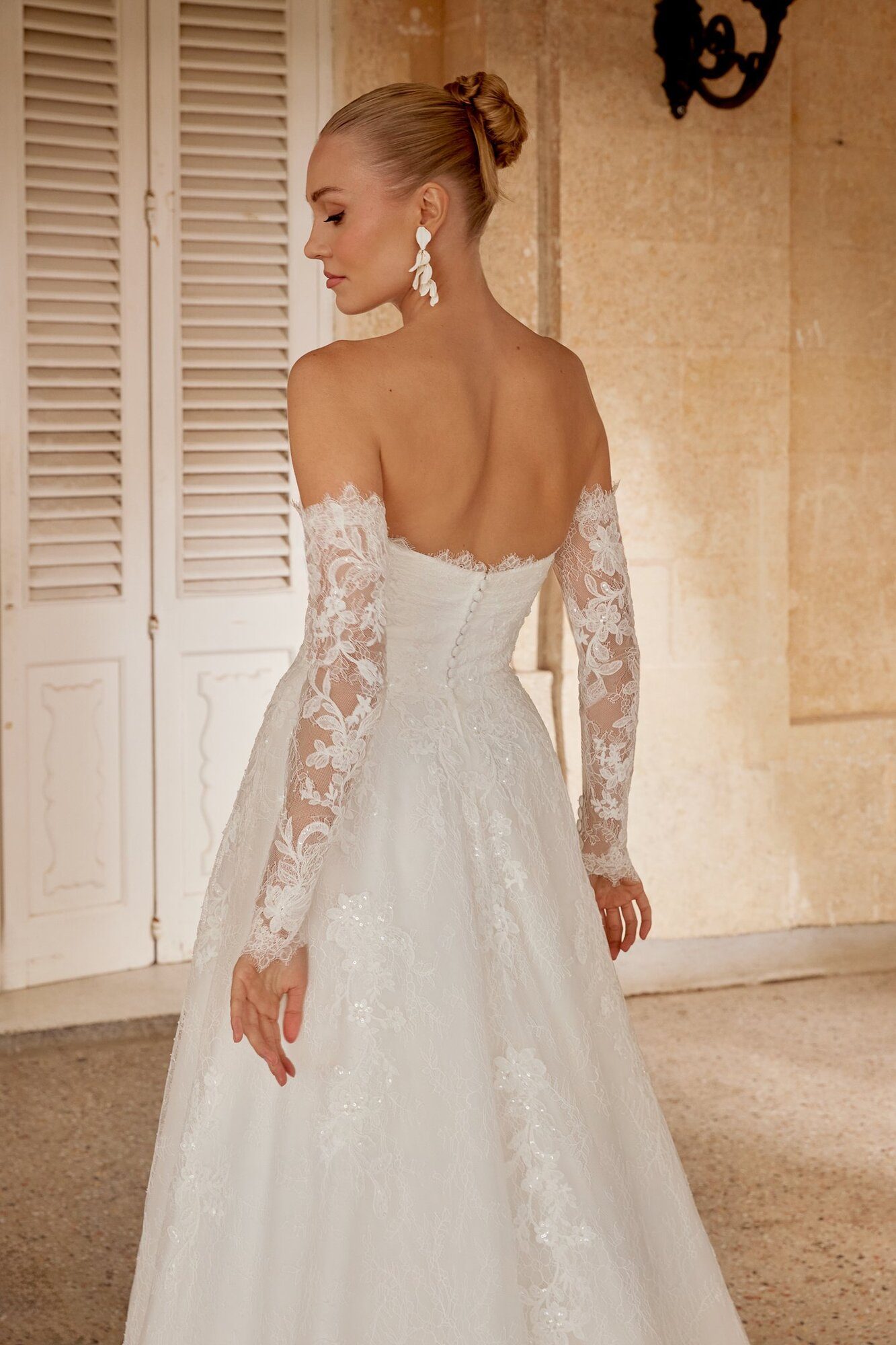 Νυφικό 44616 A-Line με Chantilly δαντέλα και Chapel ουρά - πίσω όψη