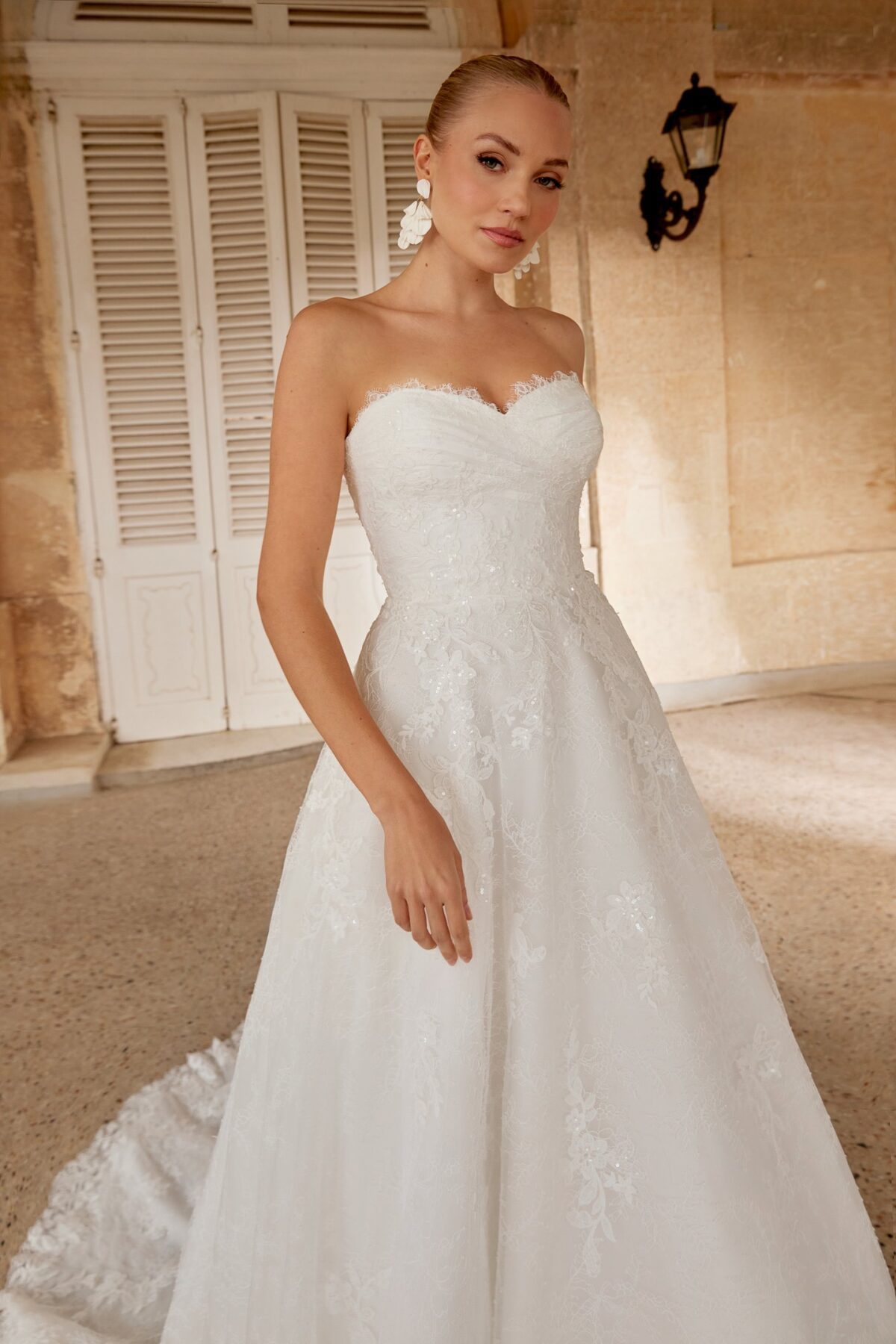 Νυφικό 44616 - λεπτομέρεια Off-Shoulder μπούστου και δαντελένιων μανικιών