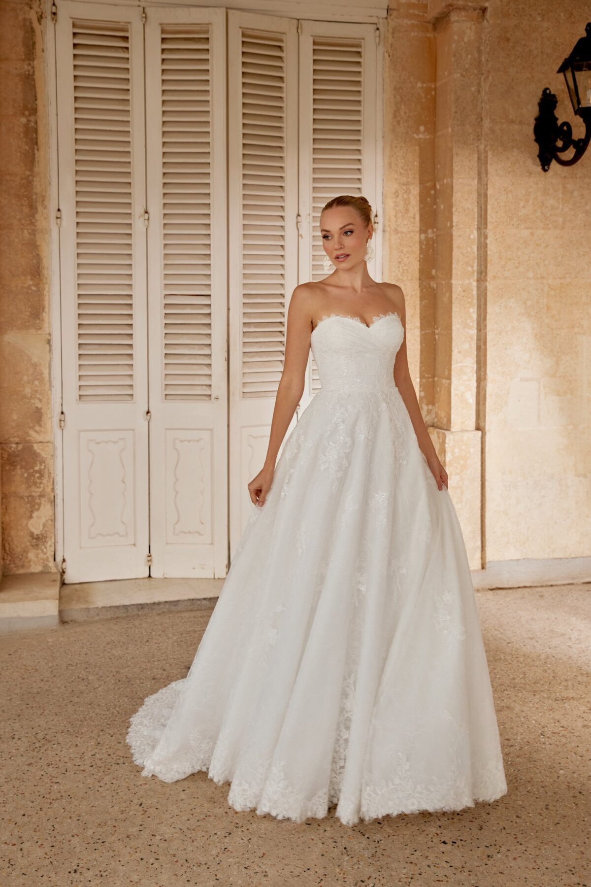 Νυφικό 44616 με αποσπώμενα Off-Shoulder δαντελένια μανίκια - ολόσωμη όψη