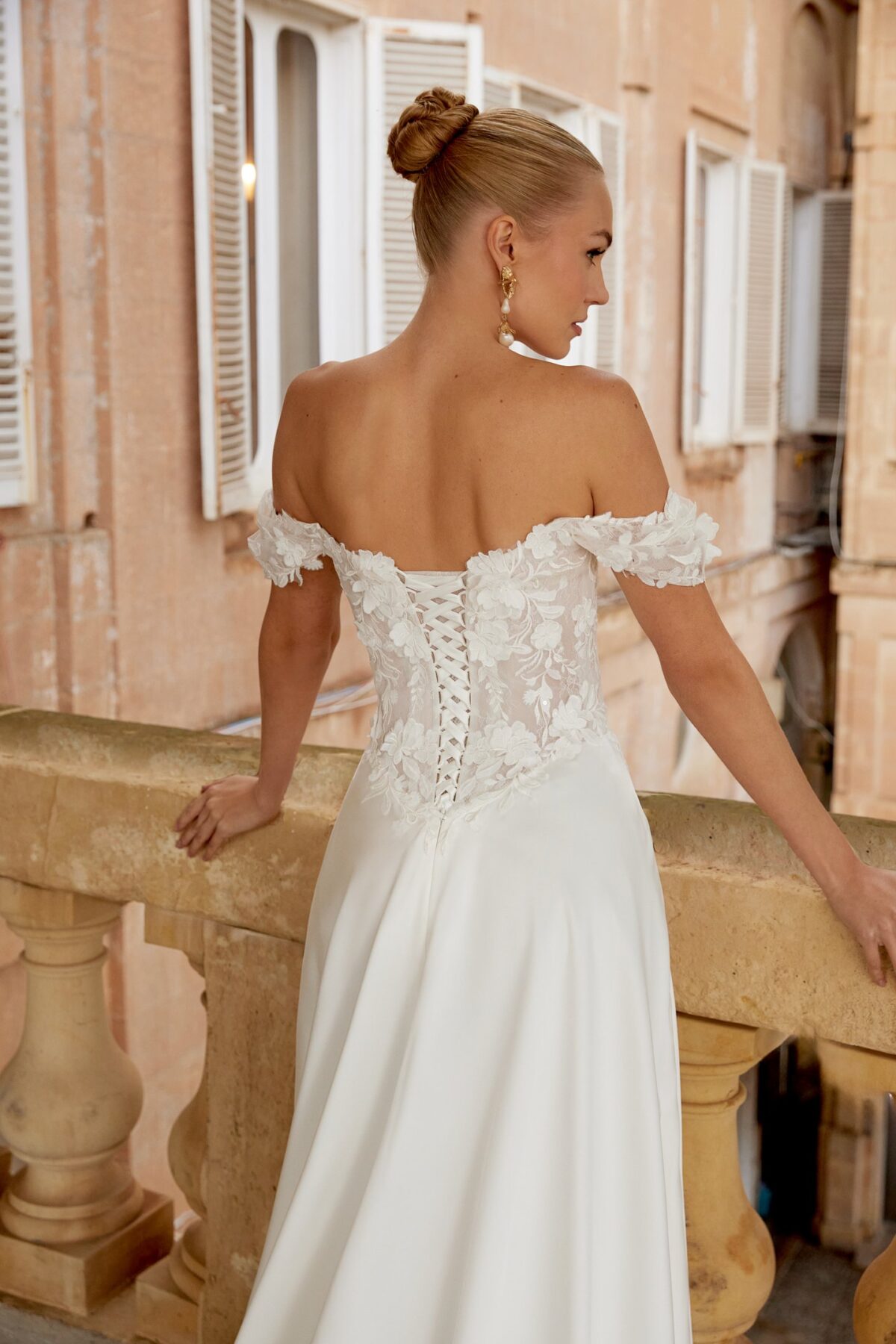 Νυφικό 44617 - πίσω λεπτομέρεια Off-Shoulder floral δαντελένιου μπούστου