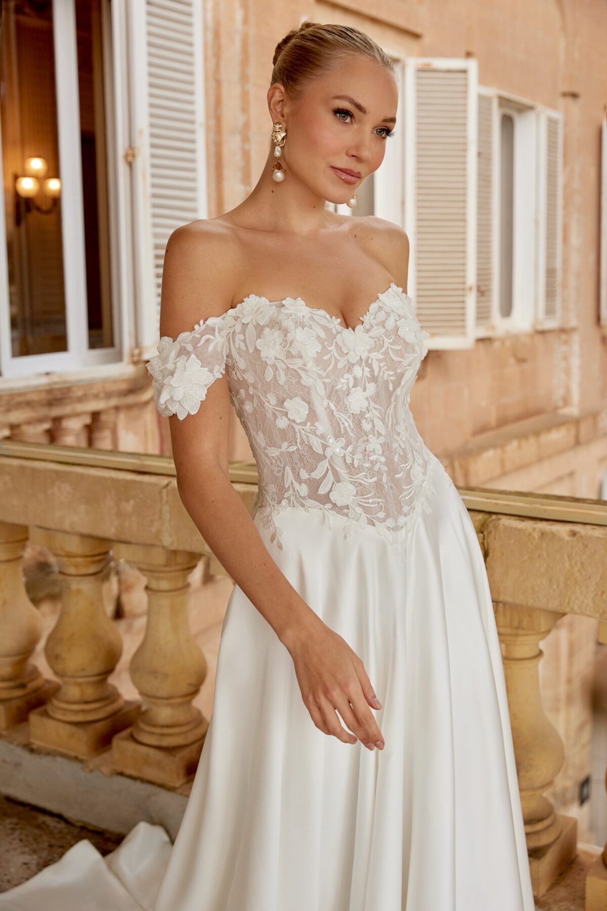 Νυφικό 44617 με Off-Shoulder λαιμόκοψη και 3D floral δαντελένιο μπούστο