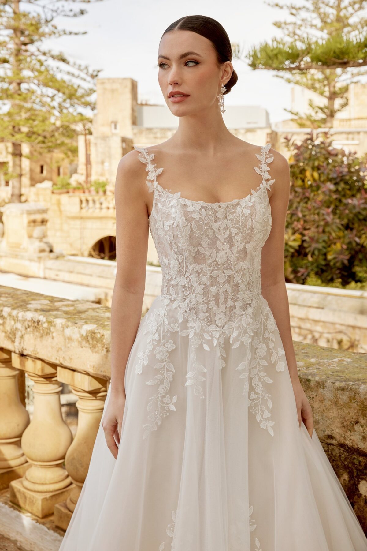 Νυφικό 44618 - Scoop λαιμόκοψη με floral appliqués και λεπτές τιράντες
