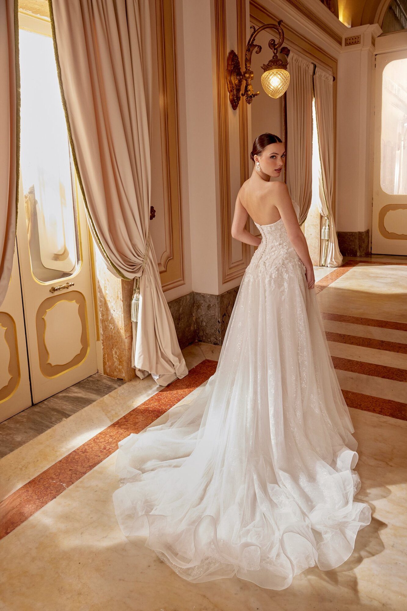 Νυφικό 44622 A-Line με floral appliqués και Chapel ουρά - πίσω όψη