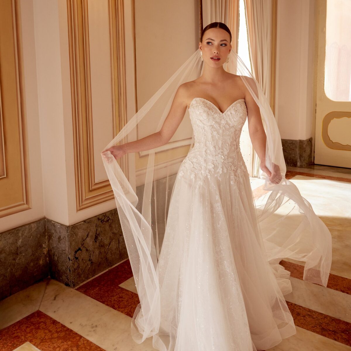 Νυφικό 44622 Strapless A-Line με Sweetheart ντεκολτέ και 3D floral appliqués - μπροστινή όψη