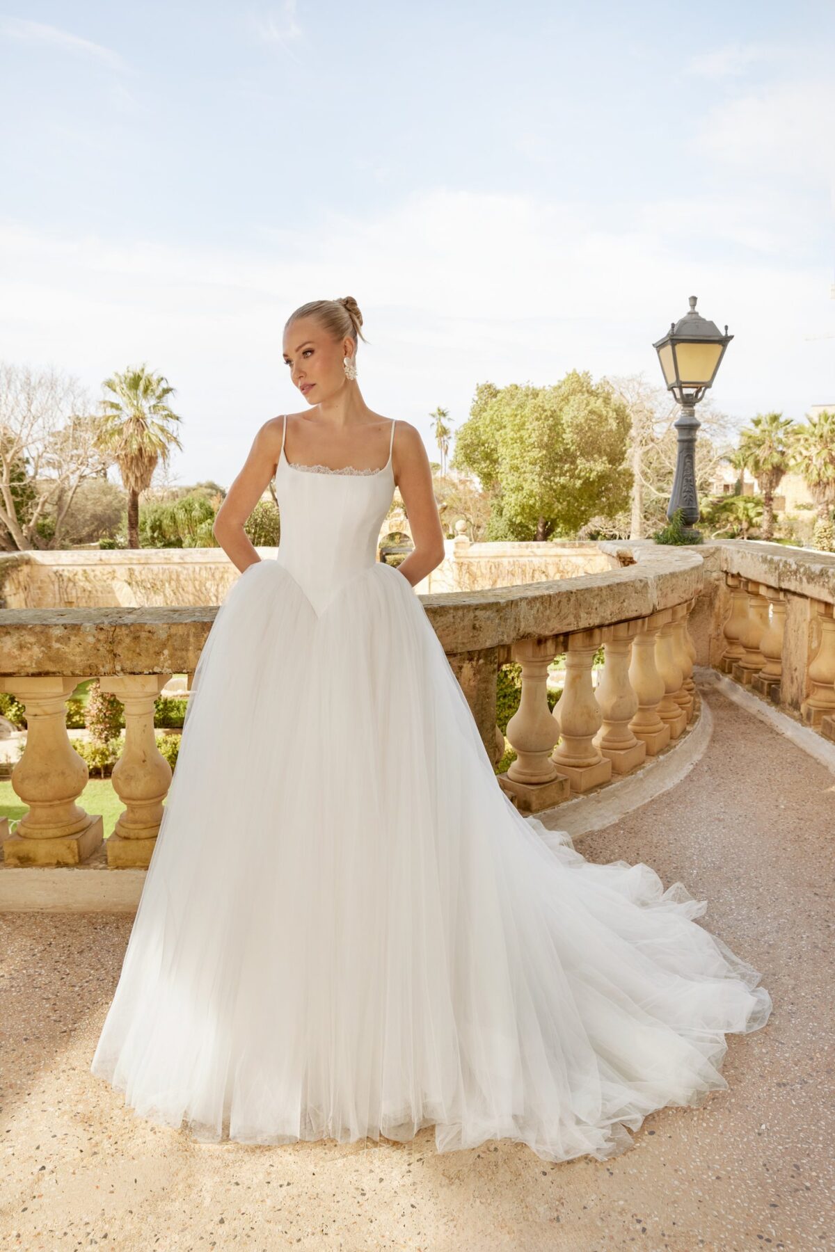 Νυφικό 44624 με πλούσια Ball Gown φούστα από αέρινο τούλι