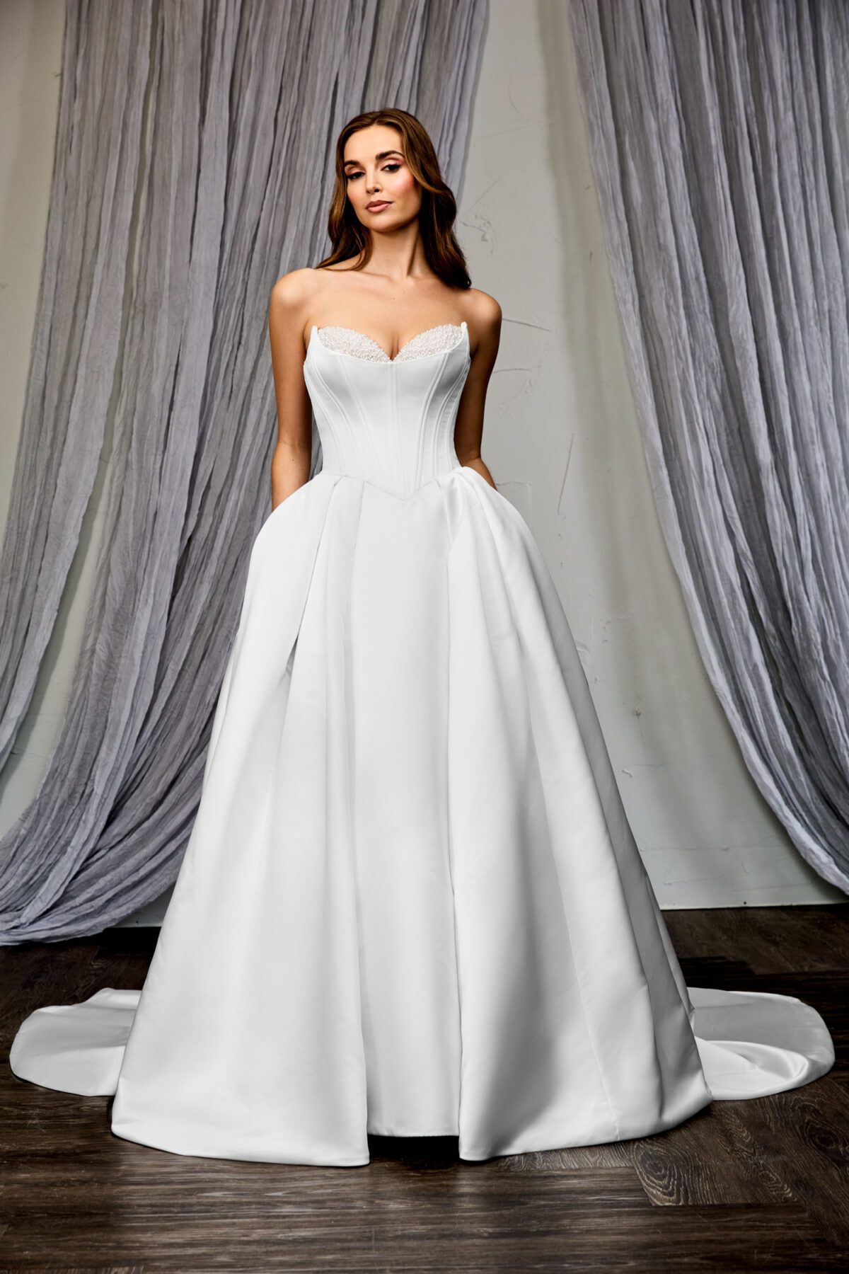 55283 - Ball Gown Νυφικό από Satin με Cat Eye Ντεκολτέ & Pearl Details - εικόνα 4