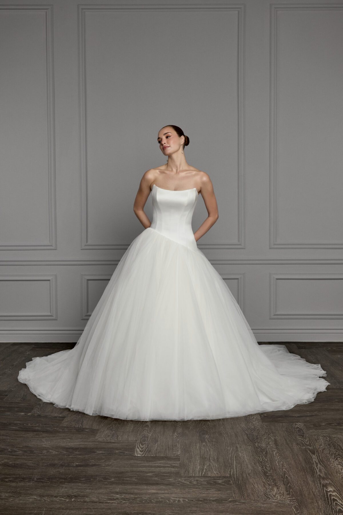 Νυφικό 55322 Ball Gown Νυφικό με Cat Eye Ντεκολτέ, Σατέν Μπούστο & Τούλινη Φούστα