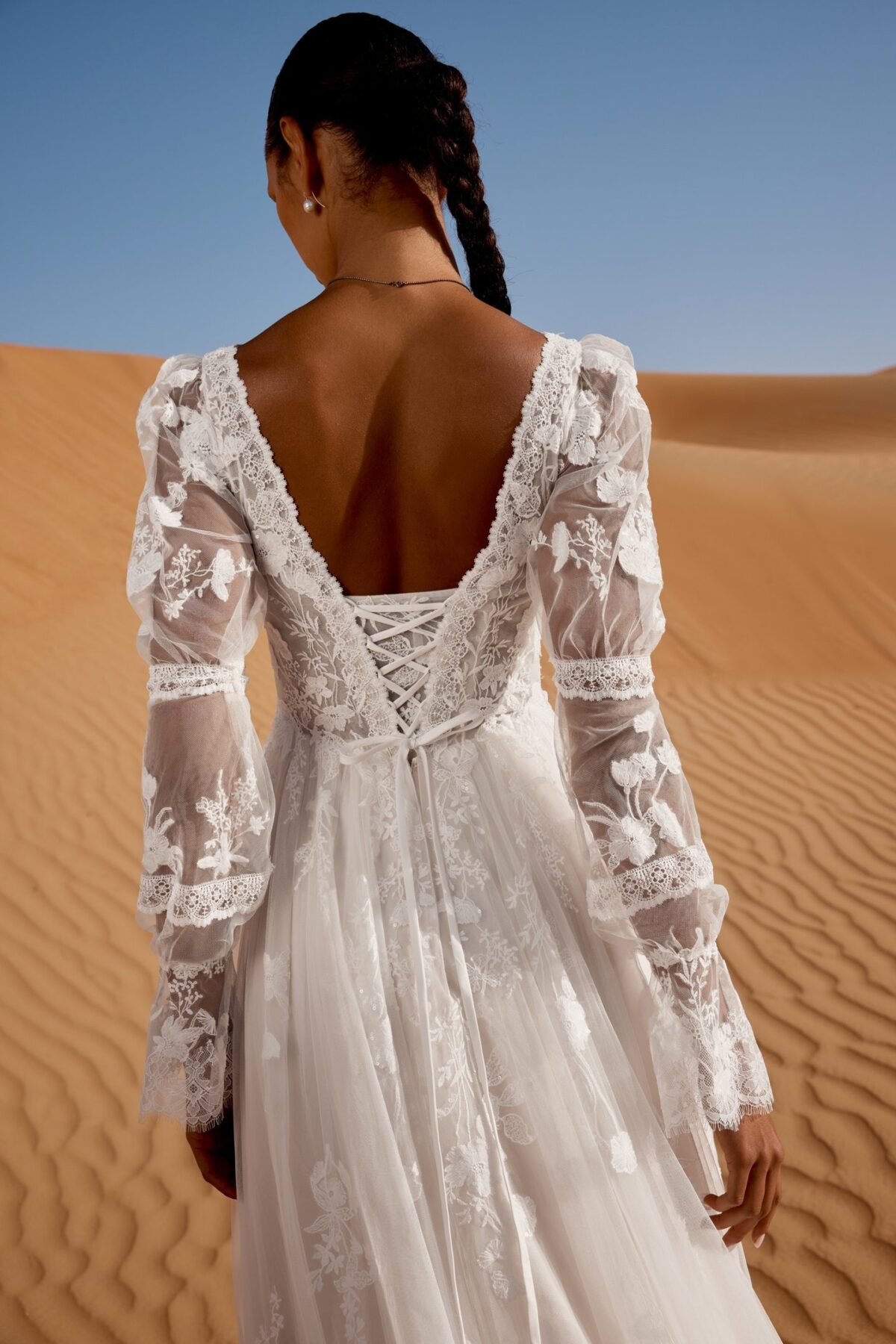 Νυφικό 66489 Lillian West - βαθιά V πλάτη με illusion lace μανίκια