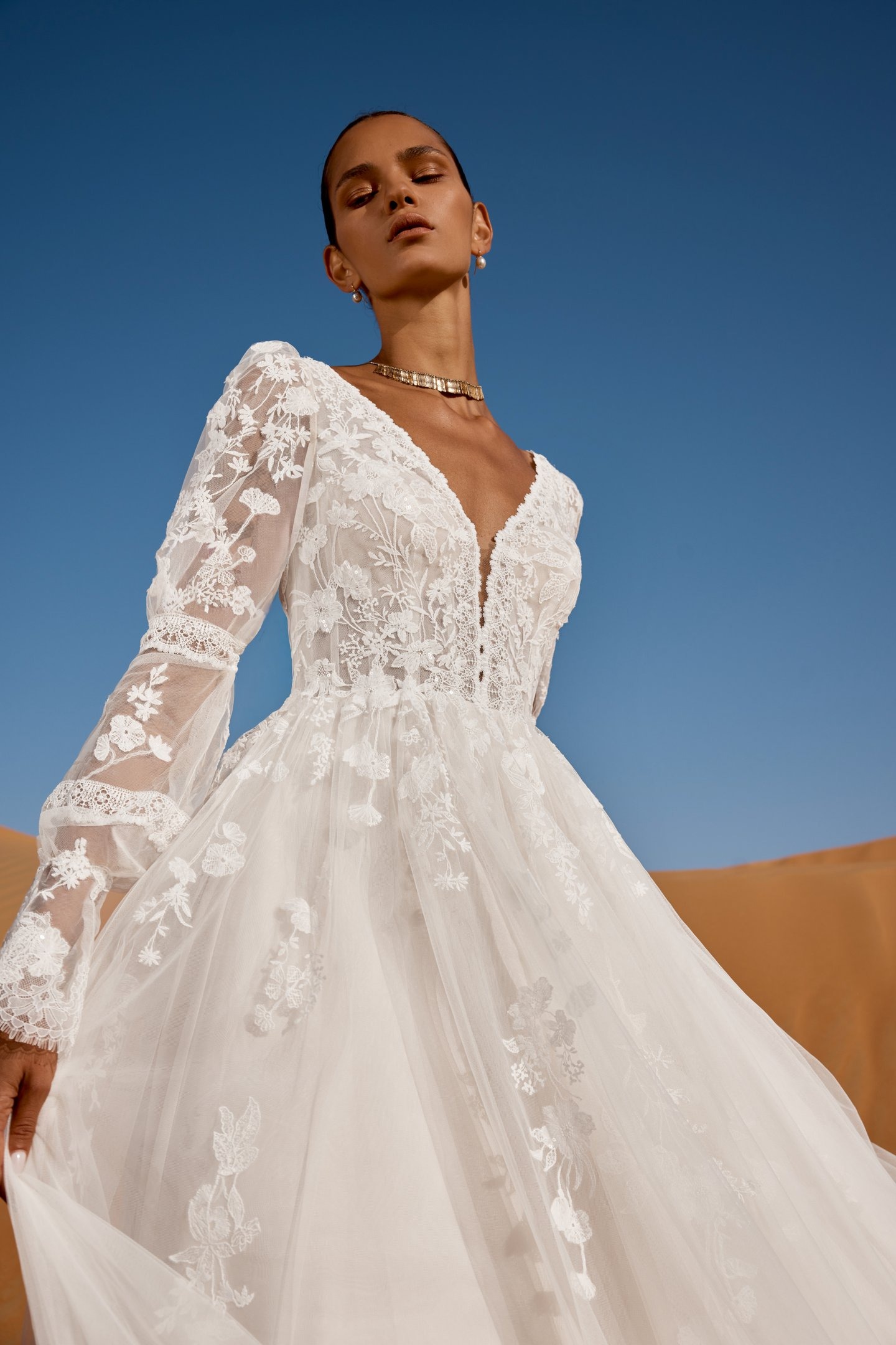 Νυφικό 66489 Lillian West - V-Neck μπούστο με 3D floral δαντέλα και μακριά μανίκια