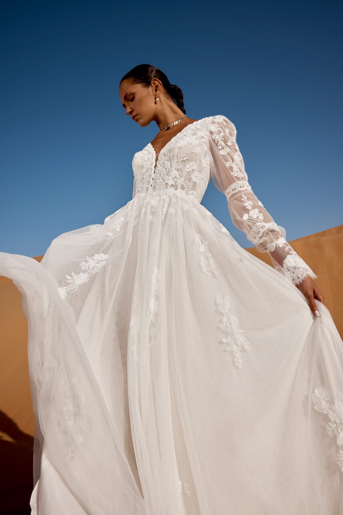 Νυφικό 66489 Lillian West - λεπτομέρεια 3D floral appliqués και αέρινης A-Line φούστας