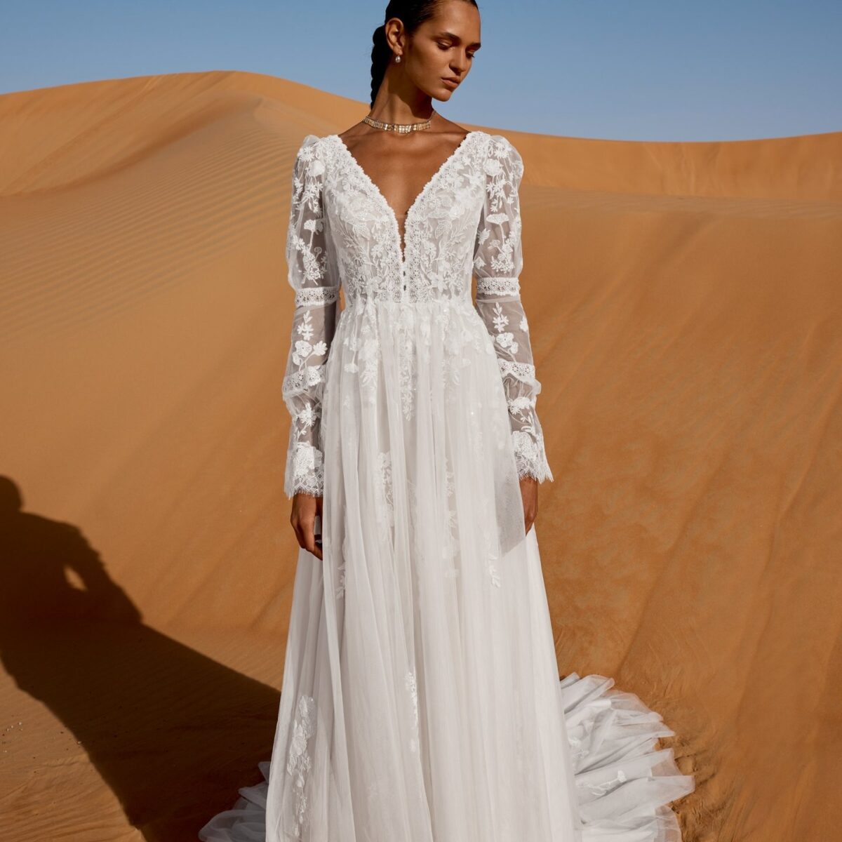 Νυφικό 66489 Lillian West A-Line με V-Neck και μακριά lace μανίκια - μπροστινή ολόσωμη όψη