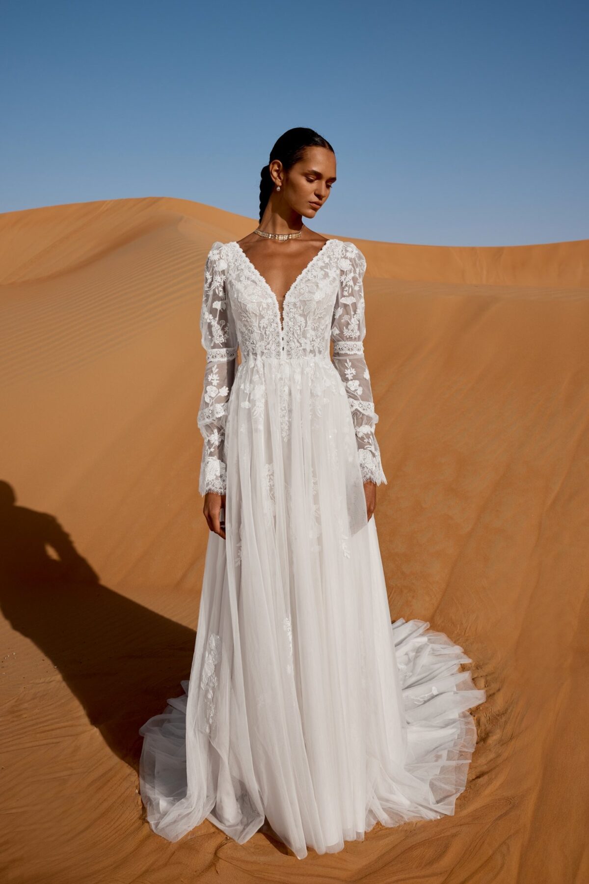 Νυφικό 66489 Lillian West A-Line με V-Neck και μακριά lace μανίκια - μπροστινή ολόσωμη όψη