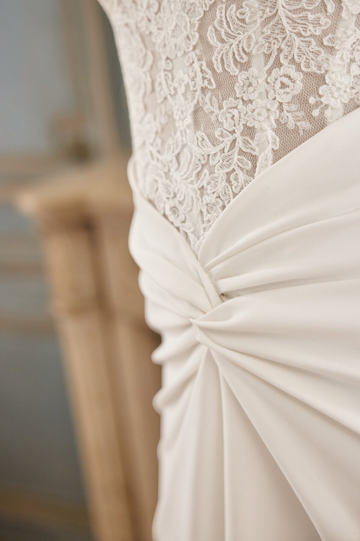 Maya 88513 Justin Alexander - λεπτομέρεια floral lace corset και draped μέσης