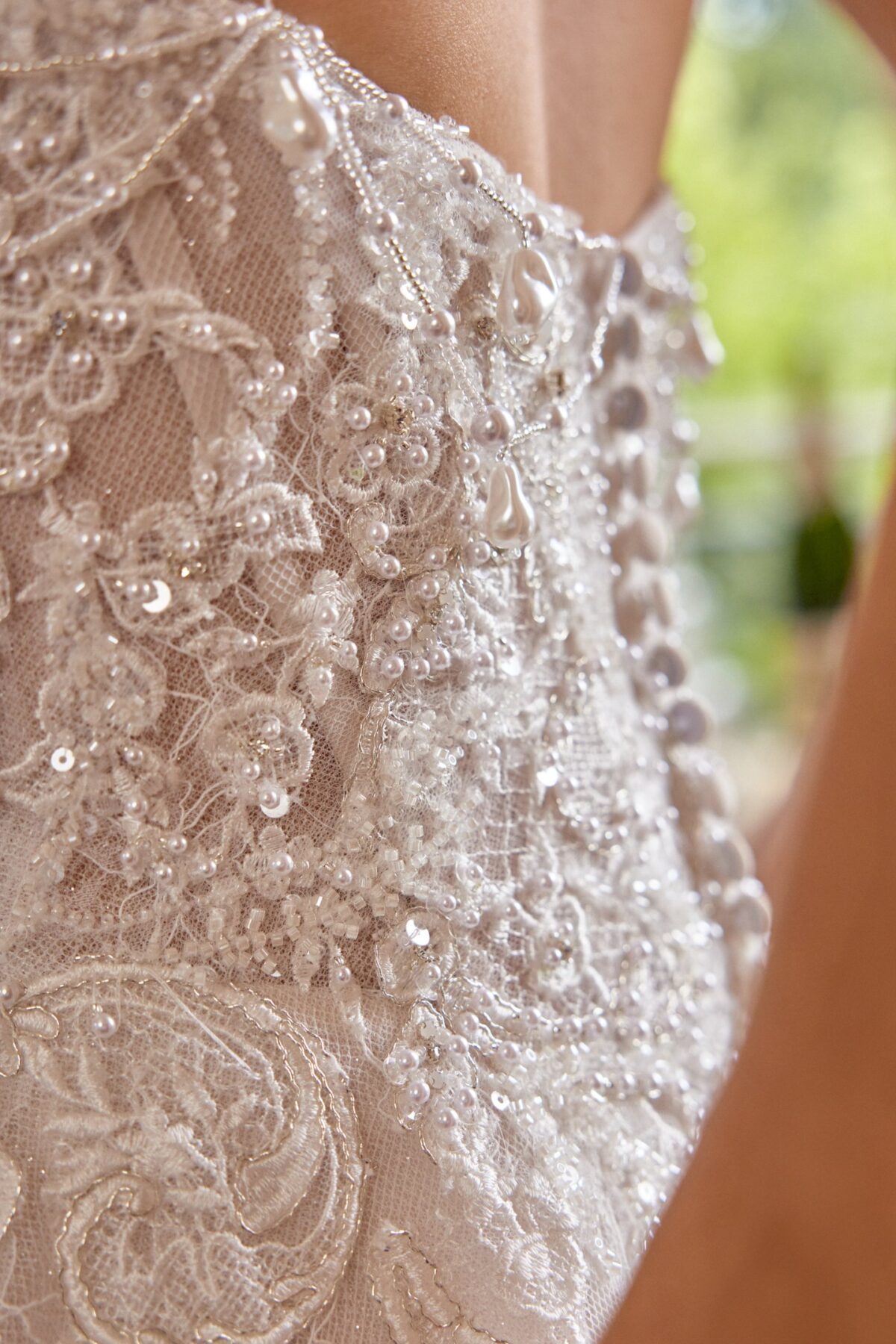 Maven 88527 Justin Alexander - κοντινή λεπτομέρεια floral lace και embellished μπούστου