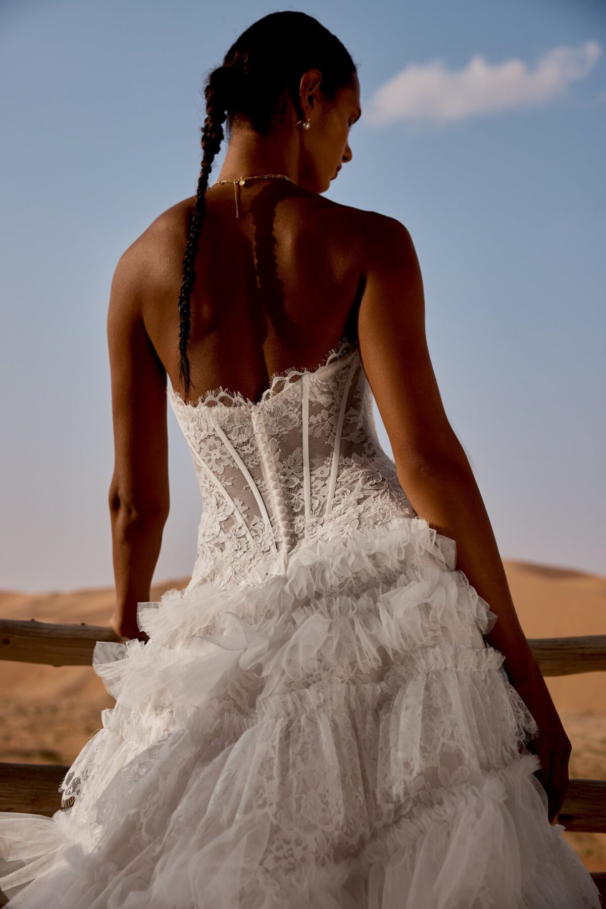 Νυφικό 66497 Lillian West - λεπτομέρεια corset πλάτης και floral appliqués