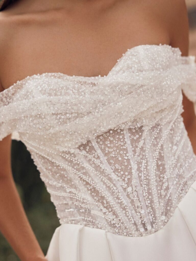 Melindra - Λεπτομέρεια Sweetheart ντεκολτέ και Off-Shoulder σχεδιασμού