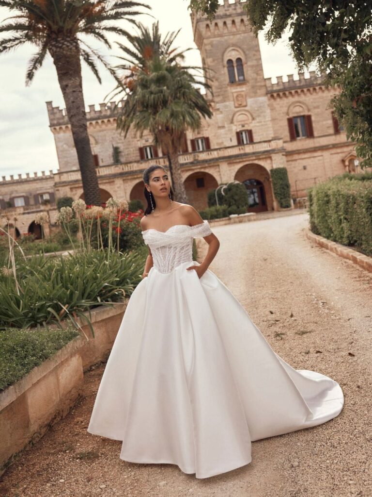 Melindra - Πριγκιπικό νυφικό Ball Gown με παγιέτες και έξω ώμους